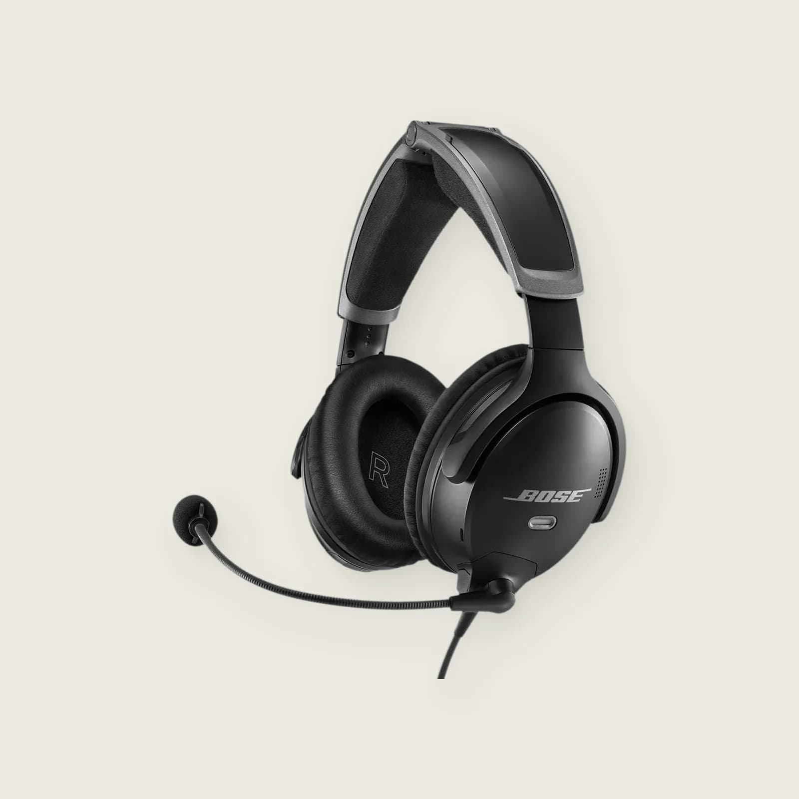 Bose A30, schuin van links met microfoonarm