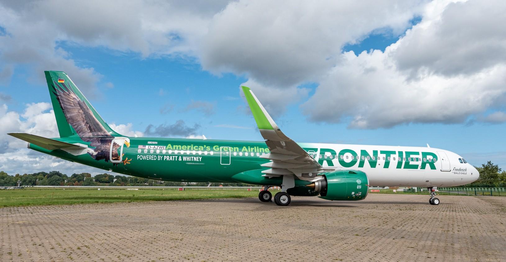 Frontier Airlines raakt voetganger bij opstijgen in Denver: motorbrand en evacuatie