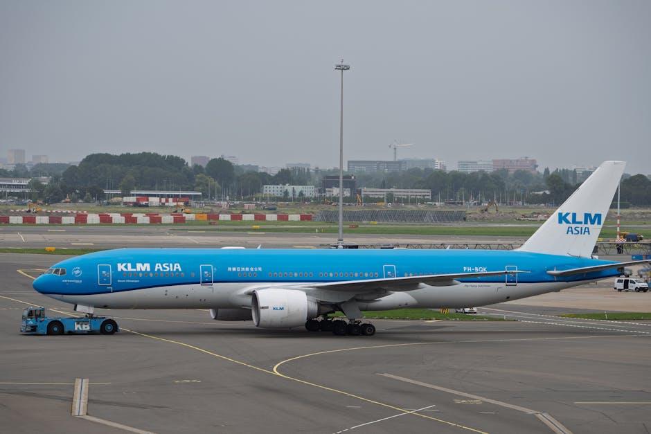 Hulpdiensten paraat na rookmelding KLM 777 op Schiphol