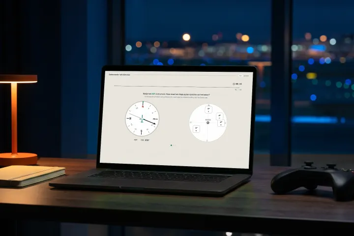 Een laptop met de COMPASS-oefening Spatial Orientation op Airwork, met een gamecontroller ernaast