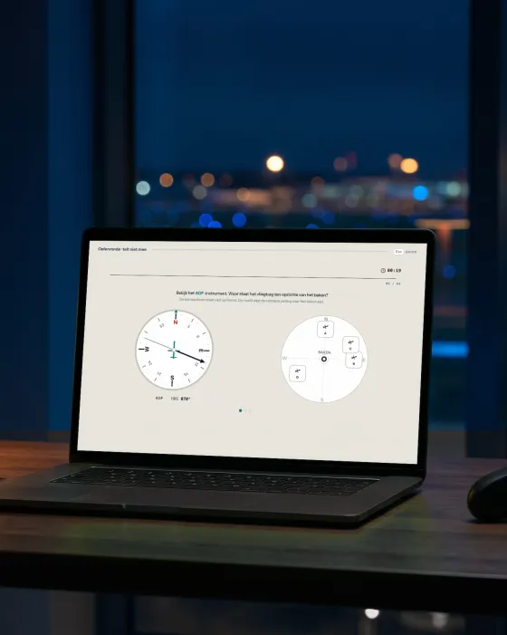 Een laptop met de COMPASS-oefening Spatial Orientation op Airwork, met een gamecontroller ernaast