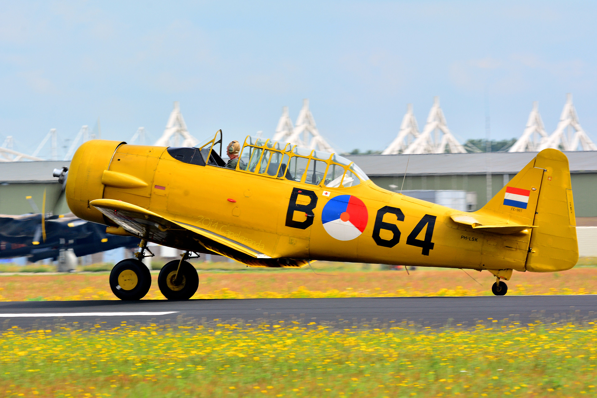 Noorduyn Harvard II · PH-KLU op Oostwold