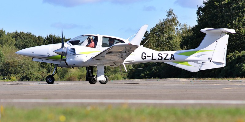 Diamond Twinstar DA42 · PH-KFA op Eelde