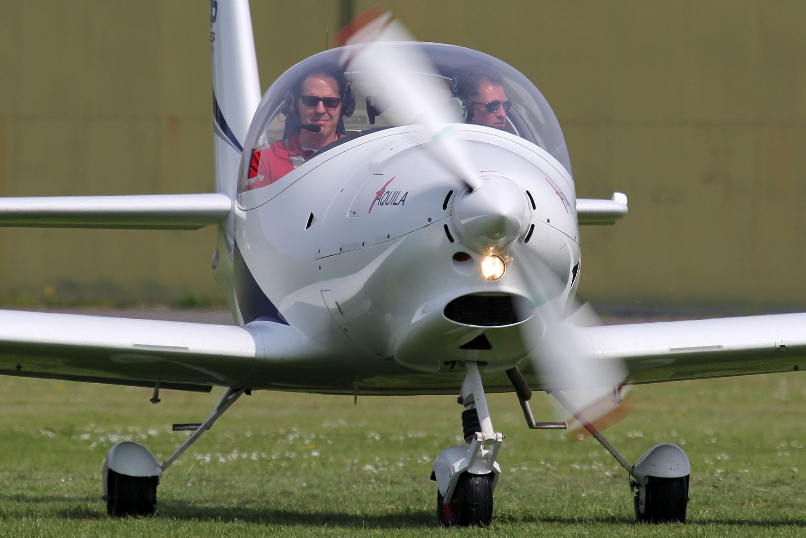 Aquila A211