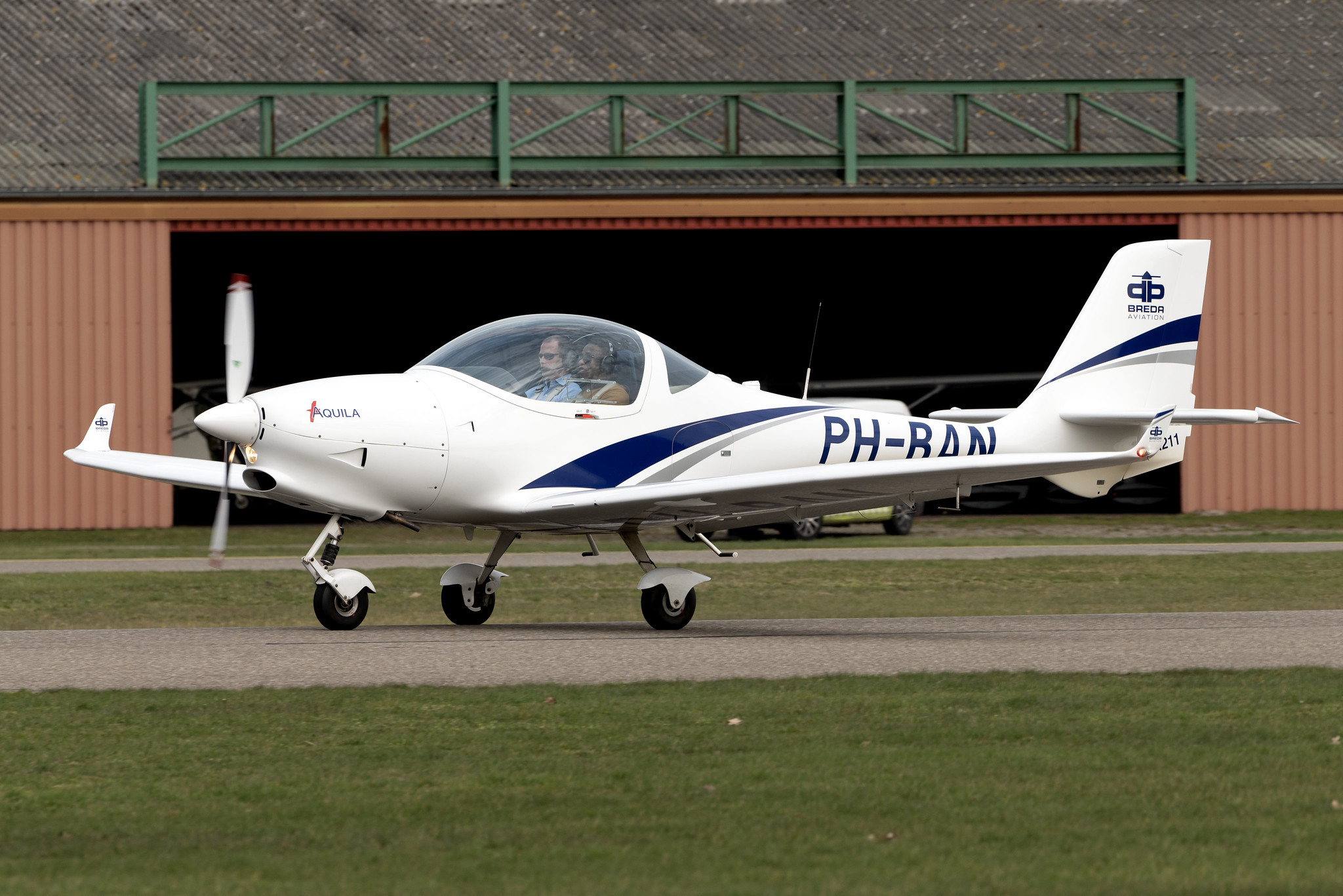 Aquila A211