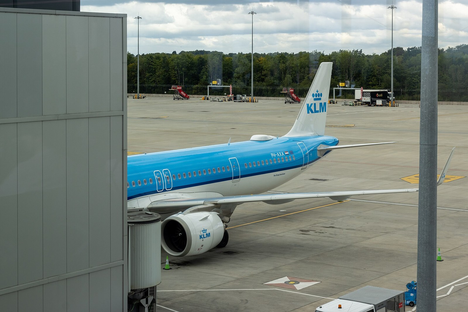 Een Airbus A321neo van KLM op Manchester Airport