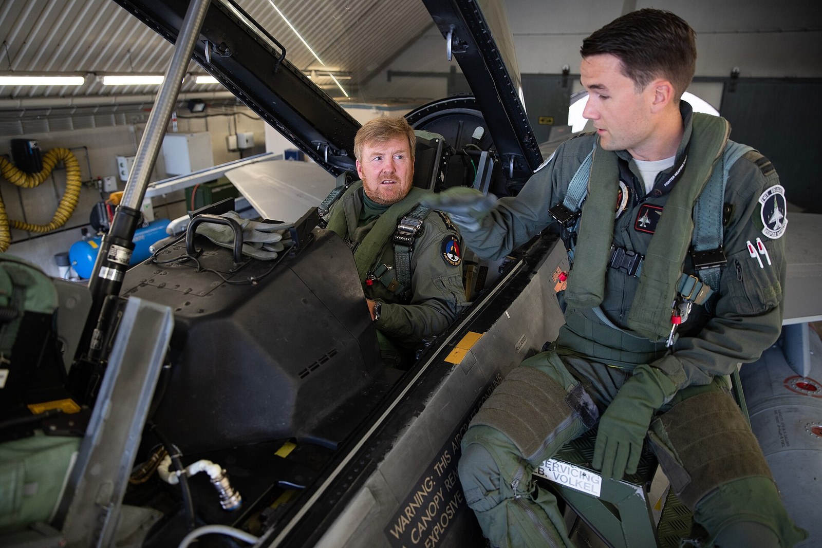 Koning Willem-Alexander in vliegeruitrusting in de cockpit van een F-16 op vliegbasis Volkel