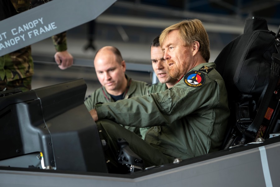 Koning Willem-Alexander bij een F-35 op vliegbasis Leeuwarden