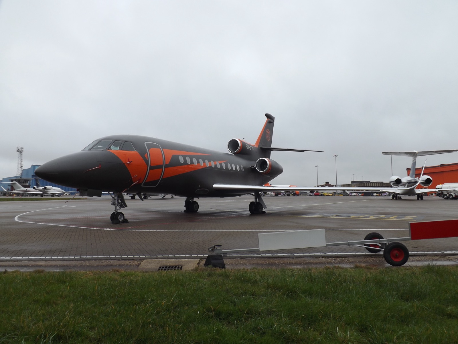 Dassault Falcon 900EX PH-DTF in donkergrijs met oranje op London Luton