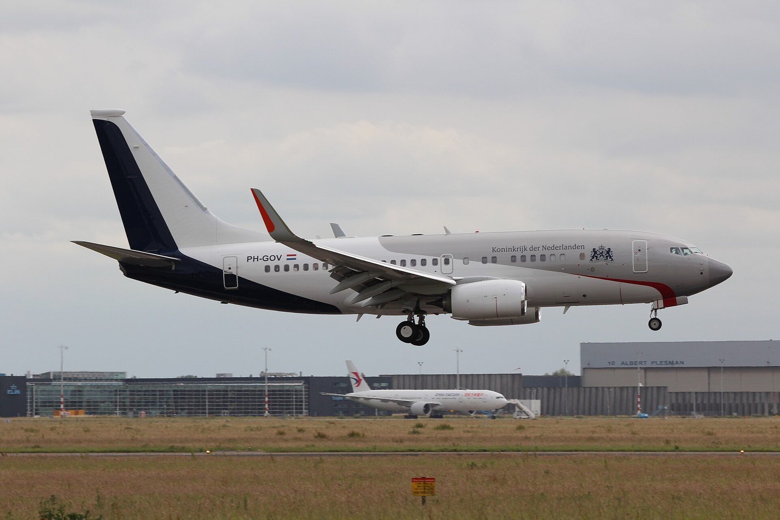 Het regeringsvliegtuig PH-GOV, een Boeing 737 Business Jet, in de landing op Schiphol