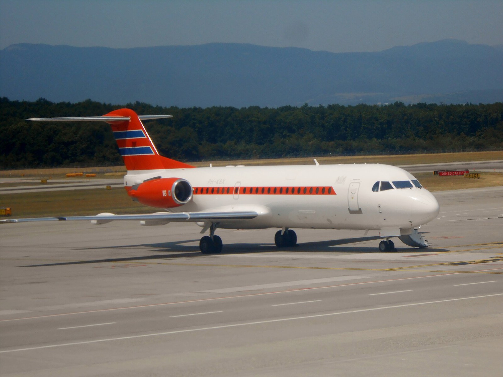 Het voormalige regeringsvliegtuig PH-KBX, een Fokker 70, op de luchthaven van Genève