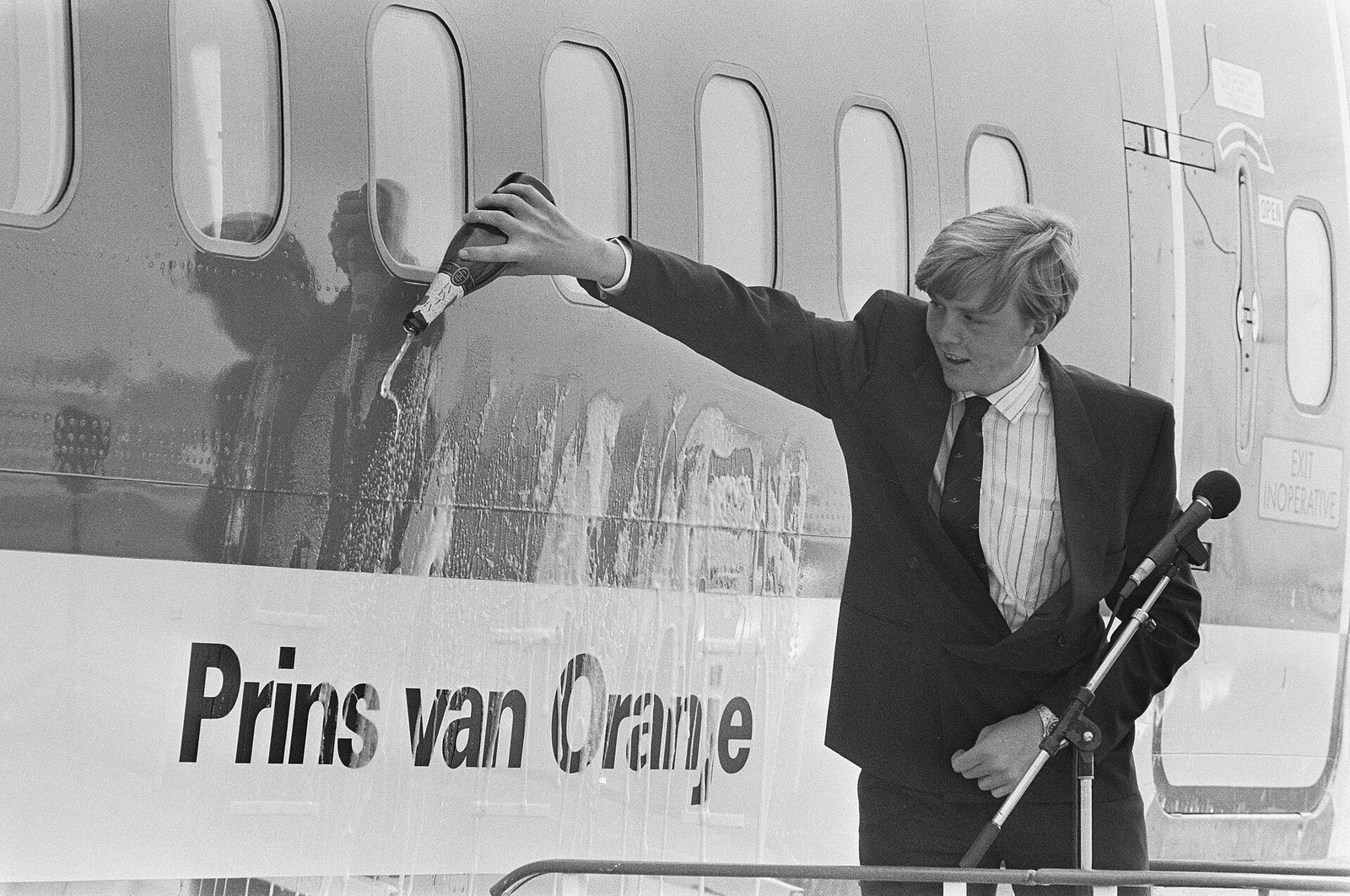 Prins Willem-Alexander bij de doop van een Boeing 747 van Martinair op Schiphol in 1987