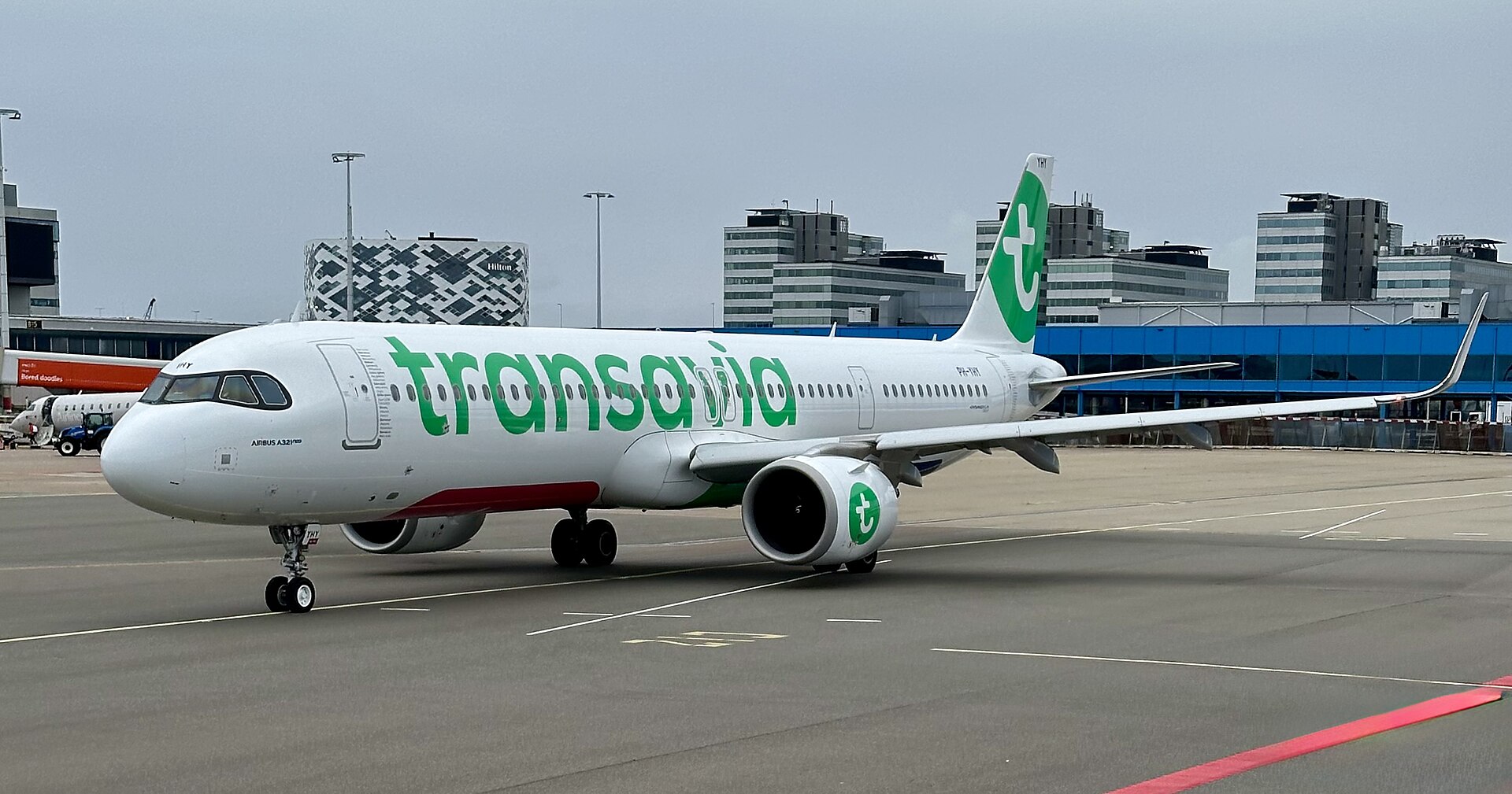 Een Airbus A321neo van Transavia met registratie PH-YHY op Schiphol