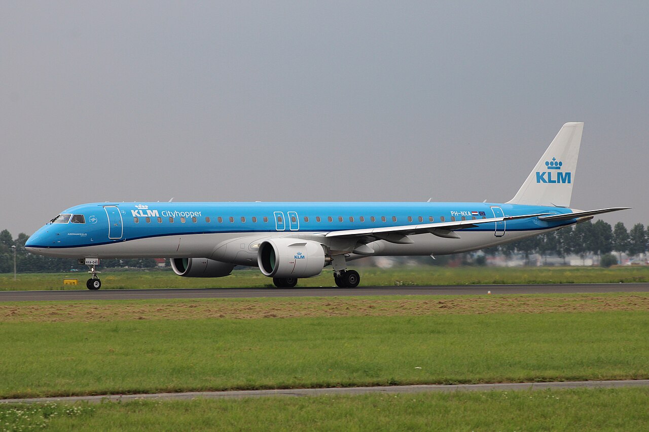 Blauwe Embraer 195-E2 van KLM Cityhopper met registratie PH-NXA op Schiphol