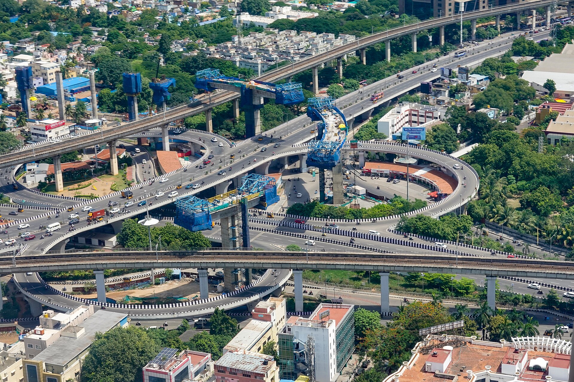 Luchtfoto van het verkeersknooppunt Kathipara in Chennai, India, met viaducten, autoverkeer en de bouw van een nieuwe laag