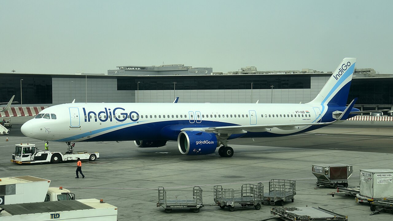 Airbus A321neo van IndiGo op het platform van de luchthaven van Abu Dhabi