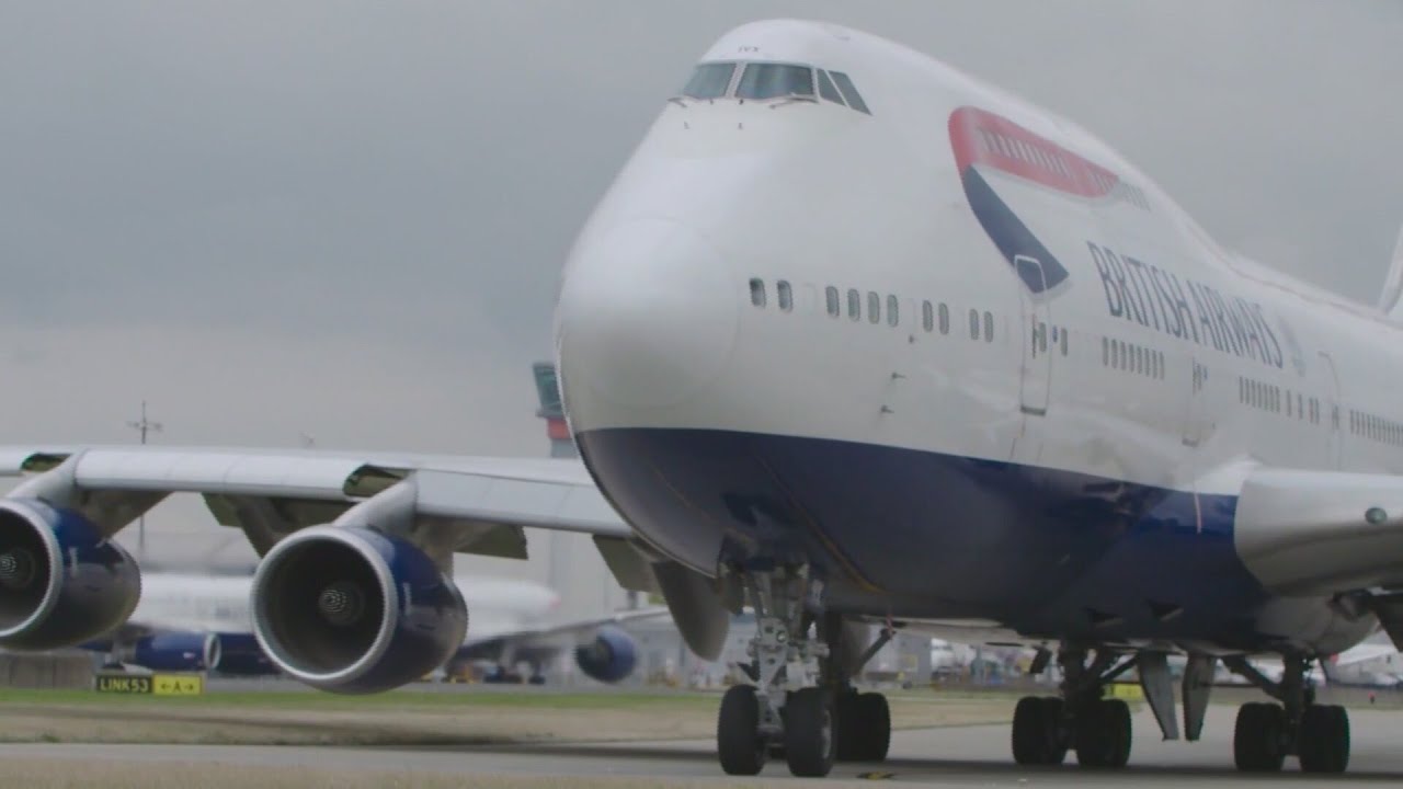 Passagier Gauri Jayaram vertelt WGN News via een videoverbinding over de noodafdaling van BA295