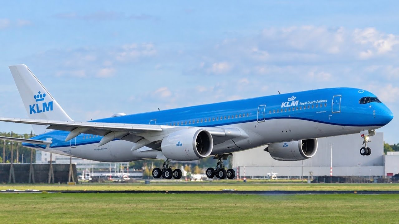 De eerste KLM Airbus A350-900 PH-ZNA in de nadering op Schiphol