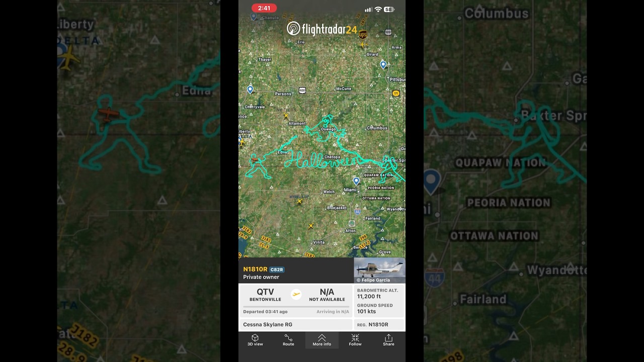 Flightradar24-kaart met de vliegroute van Cessna N1810R in de vorm van een spook, twee Ghostbusters en het woord Halloween
