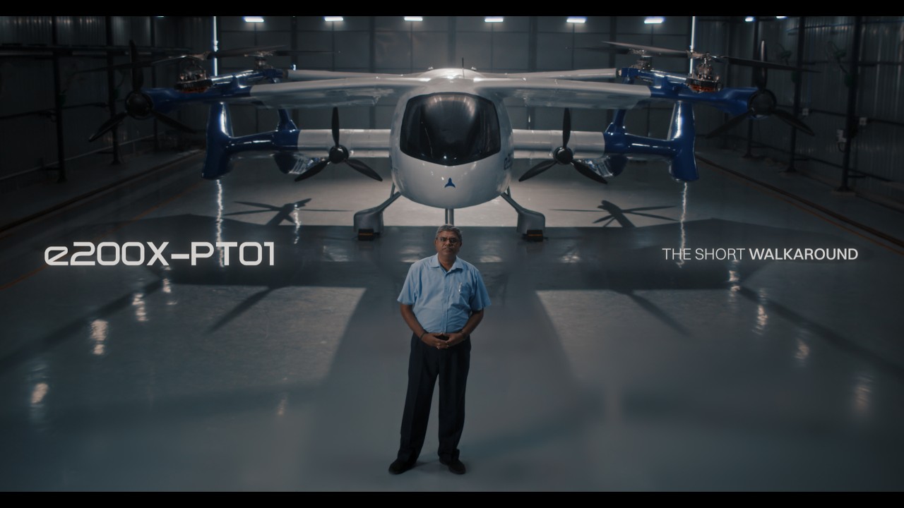 Prof. Satya Chakravarthy bij het prototype e200X PT-01 van The ePlane Company in Chennai